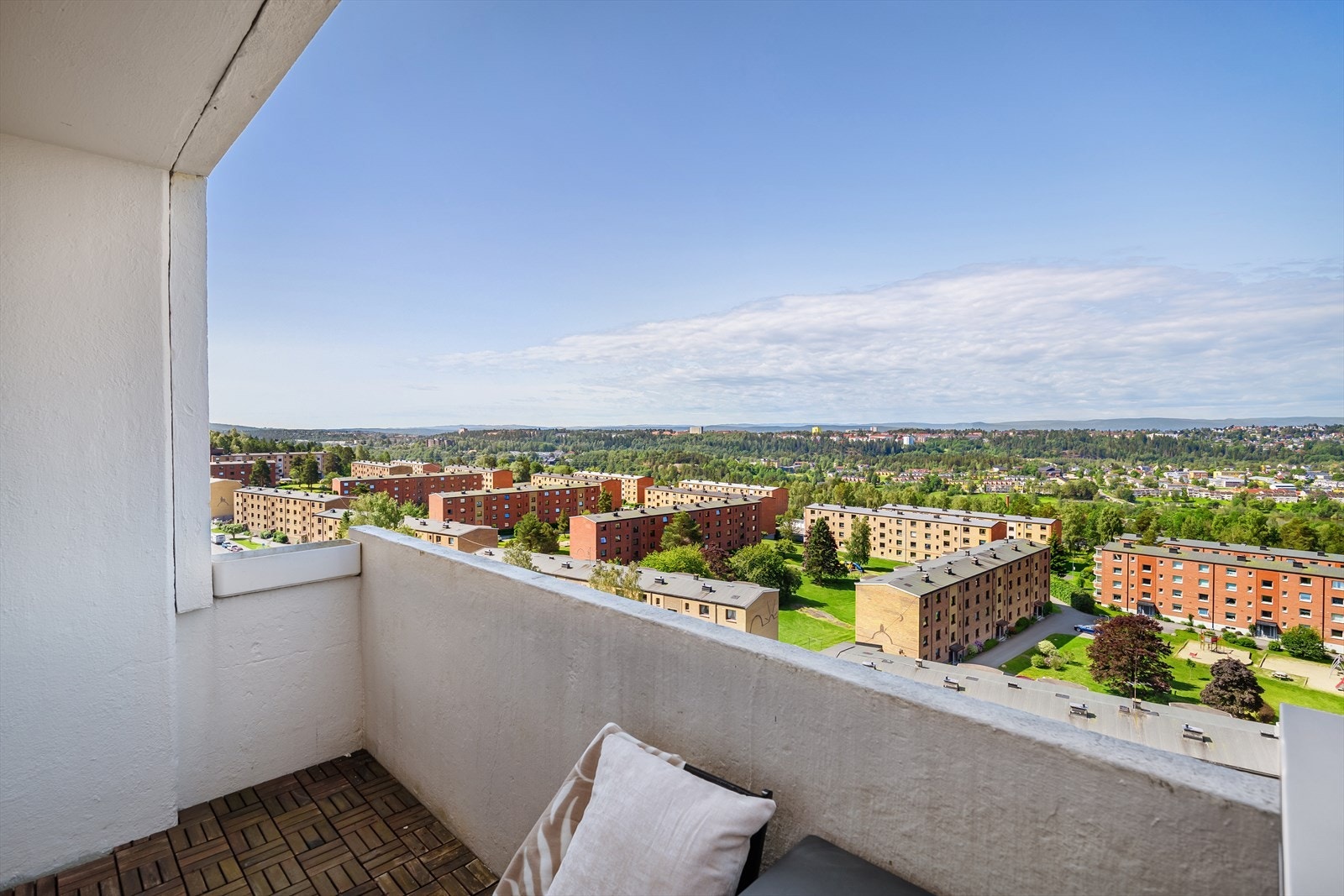 Fra stuen er utgang til solrik vestvendt balkong. Galleribilde