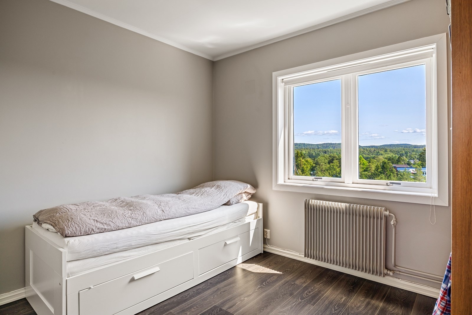 Soverom to av fin størrelse med plass til dobbeltseng, nattbord og garderobeløsning. Galleribilde