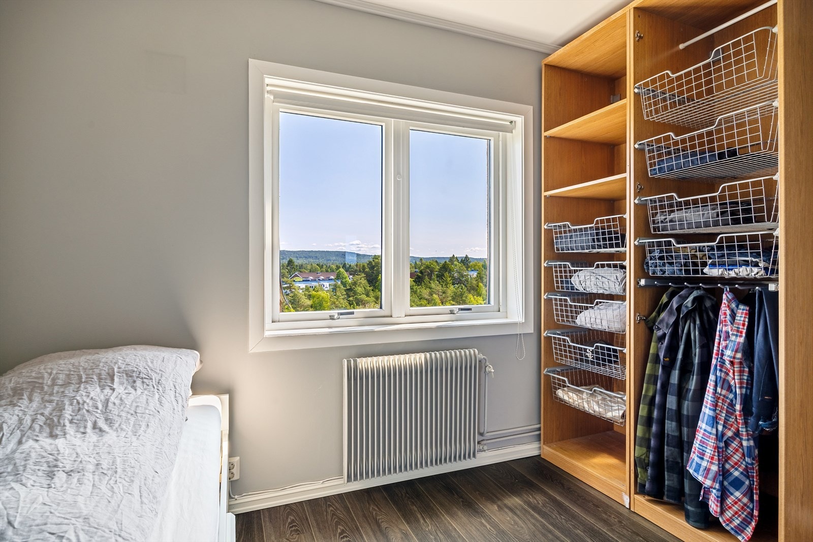 Soverommet er vendt mot rolige omgivelser med utsyn mot marka. Galleribilde