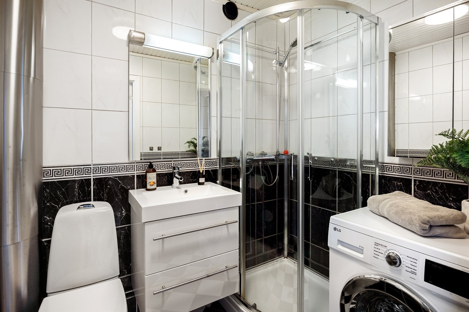 Flis på gulv og flis på vegger. Downlights og malt panel i himling. Elektrisk gulvvarme. Galleribilde