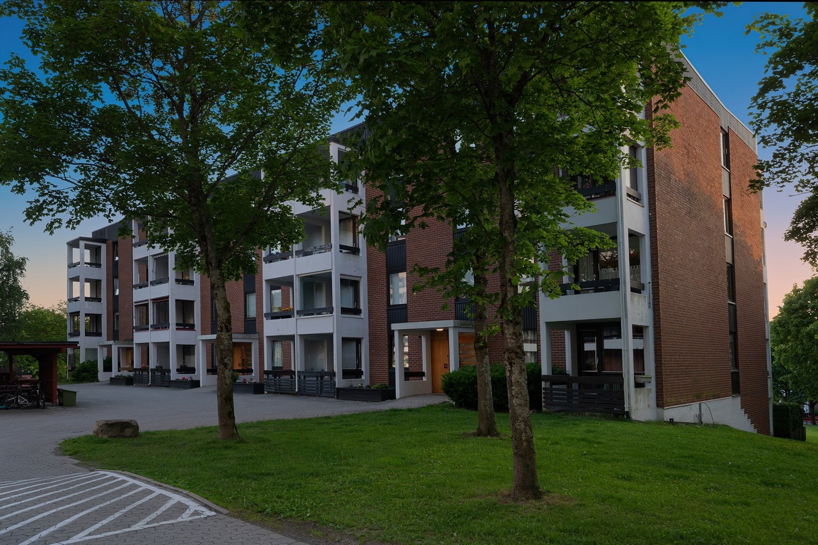 Pent opparbeidet rundt byggene. Galleribilde