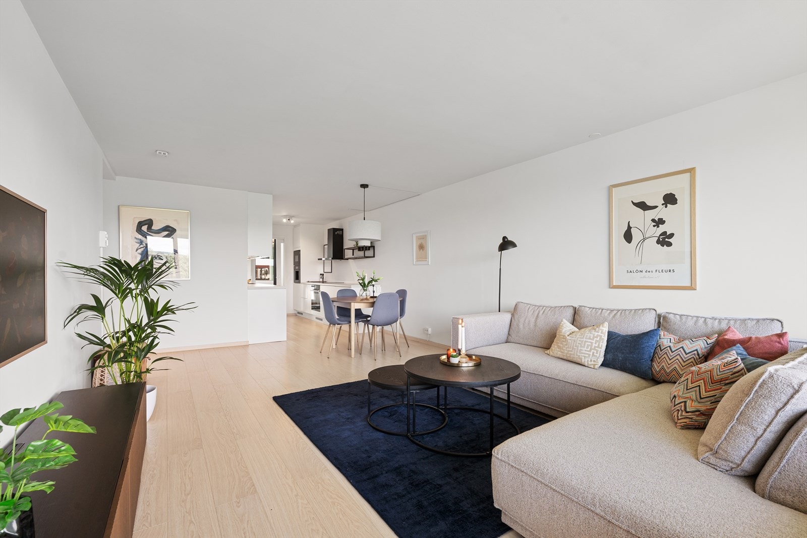 Boligen har store rom og flere soner med gode innredningsmuligheter. Galleribilde