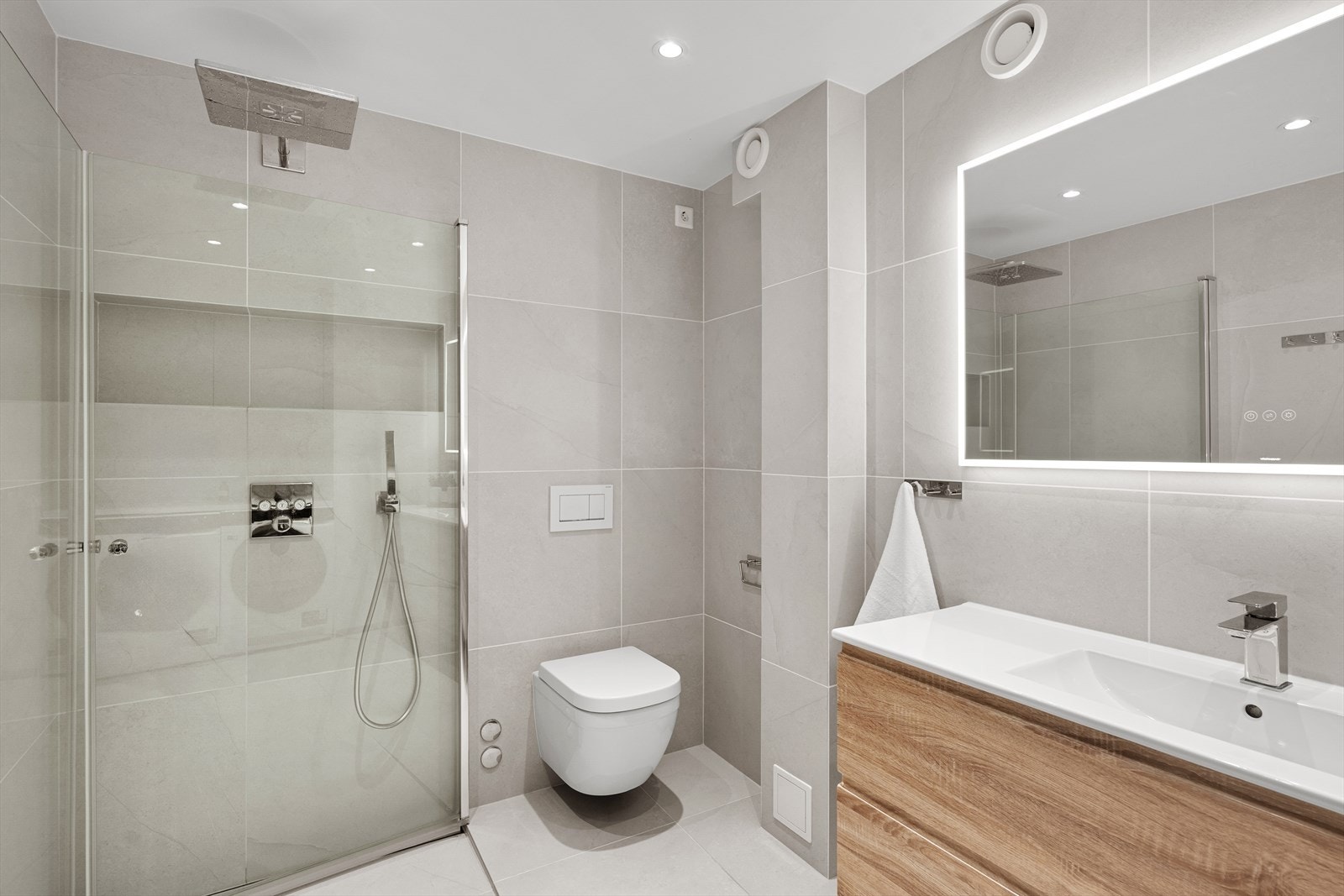 Badet er nylig oppusset (2021/2022) med moderne og delikate fliser samt varmekabler i gulv. Galleribilde
