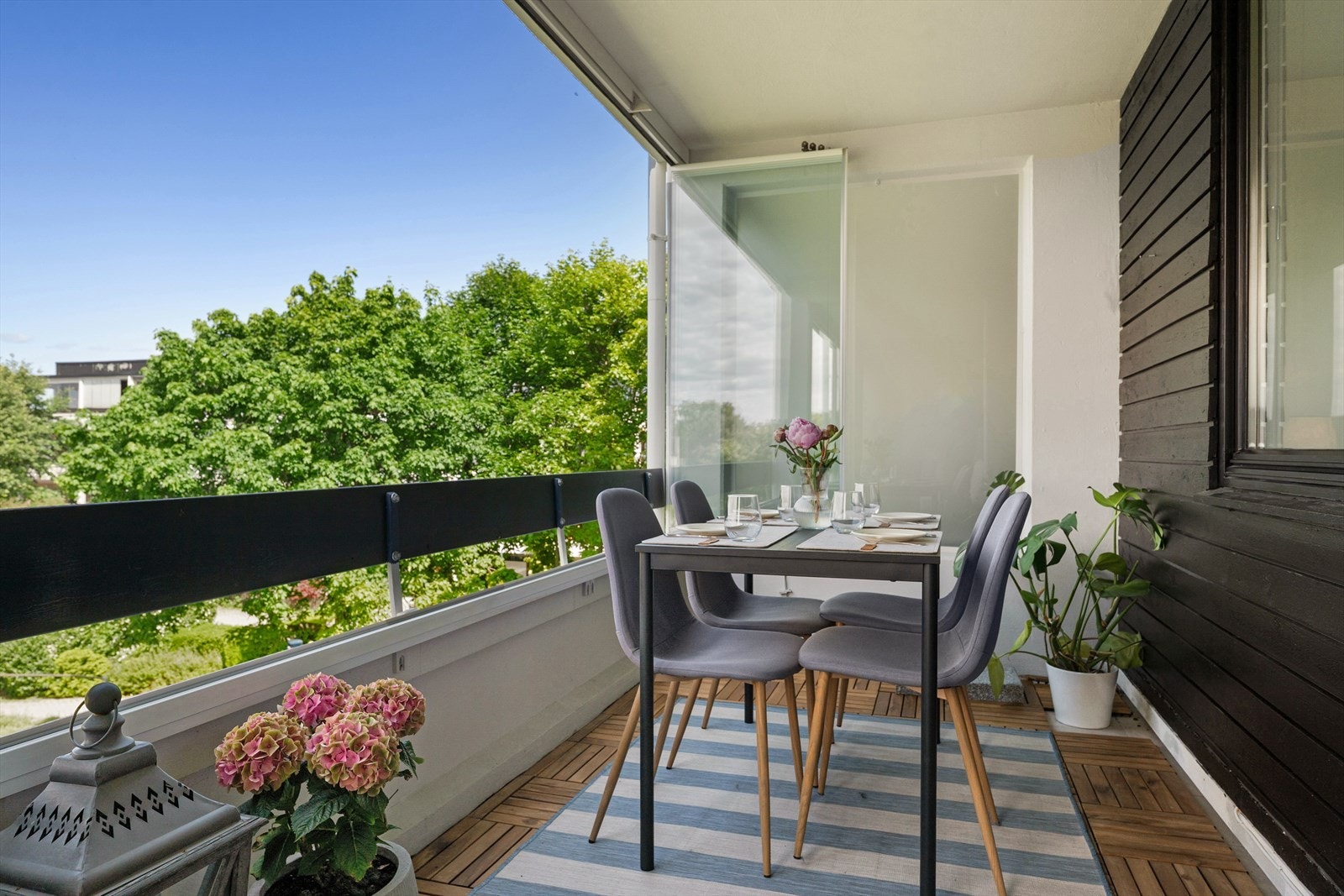 Stor, innglasset og solrik balkong på ca. 14 m² med adkomst fra stuen. Galleribilde
