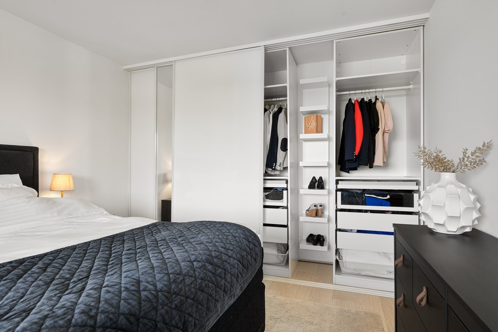 Innebygget skyvedørsgarderobe med speil- og frostedeglass sikrer god oppbevaring. Galleribilde
