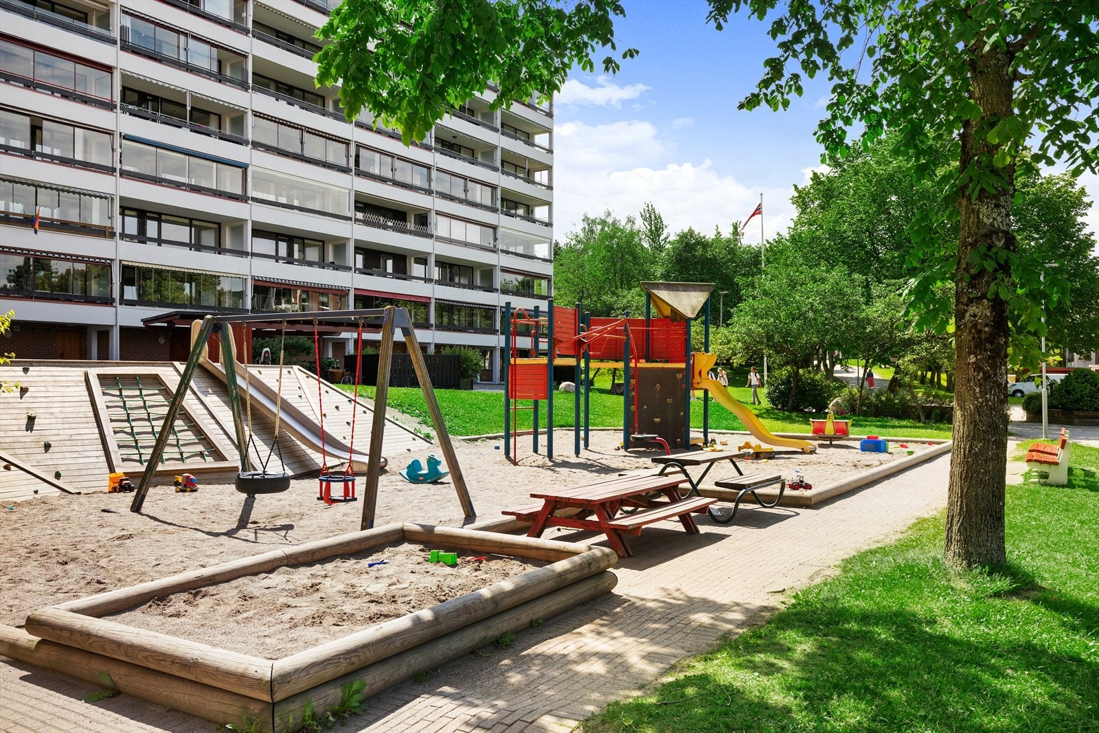 Pent opparbeidet fellesområde med mye boltringsplass for store og små. Galleribilde