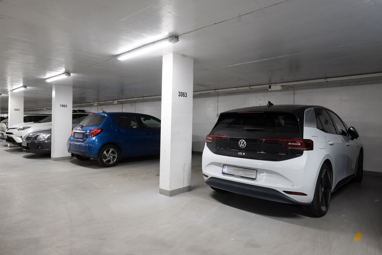 Det medfølger en parkeringsplass i felles garasjeanlegg med ladeboks for elbil. Galleribilde