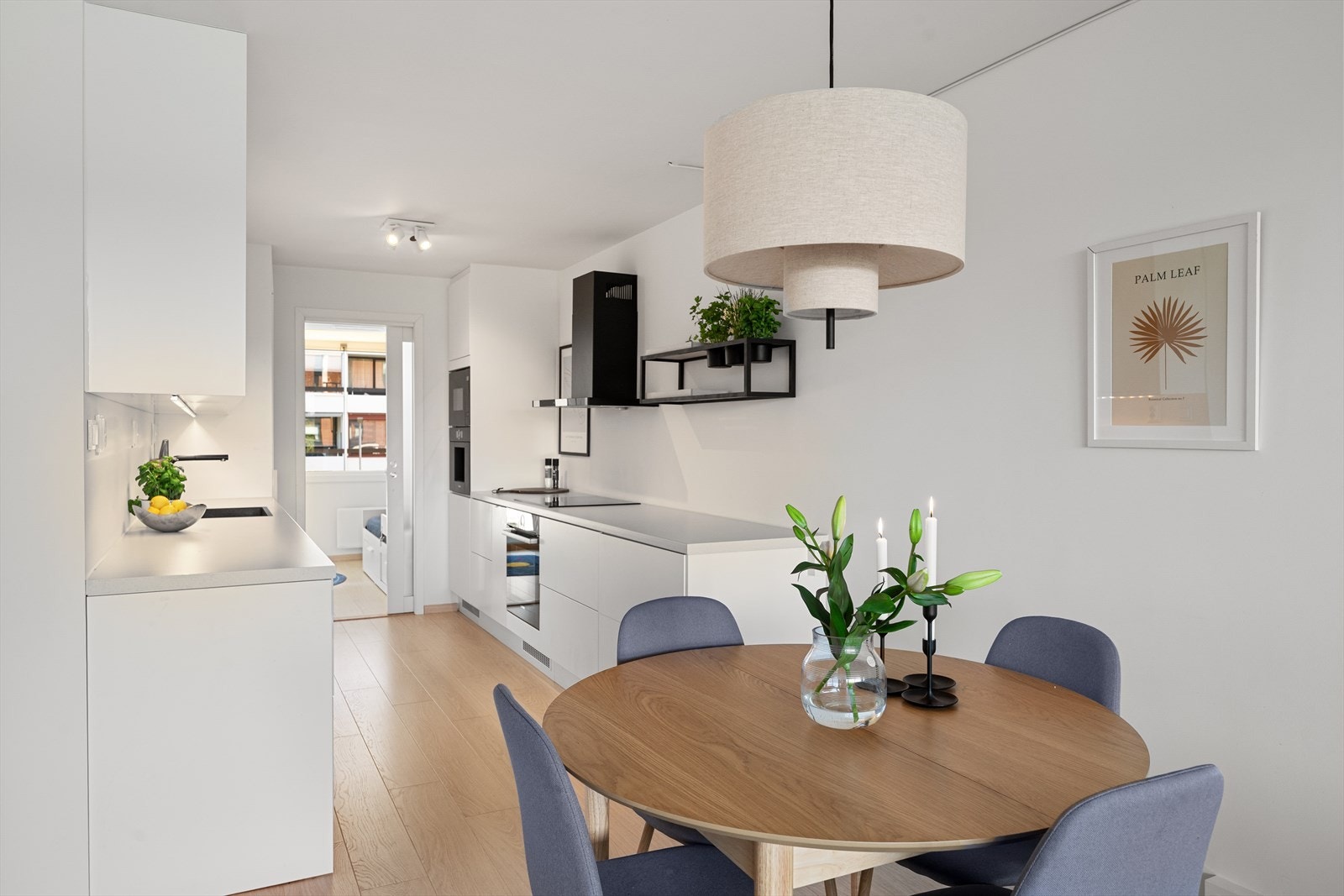 Luftig og sosial sone med åpen løsning mellom kjøkken og stue - perfekt for både hverdagsliv og hyggelige sammenkomster. Galleribilde