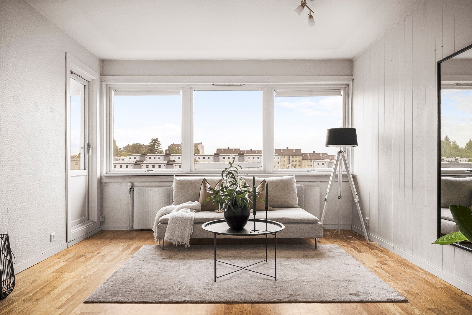 - De store vindusflatene gir godt lysinnslipp og en luftig atmosfære gjennom hele leiligheten - Galleribilde