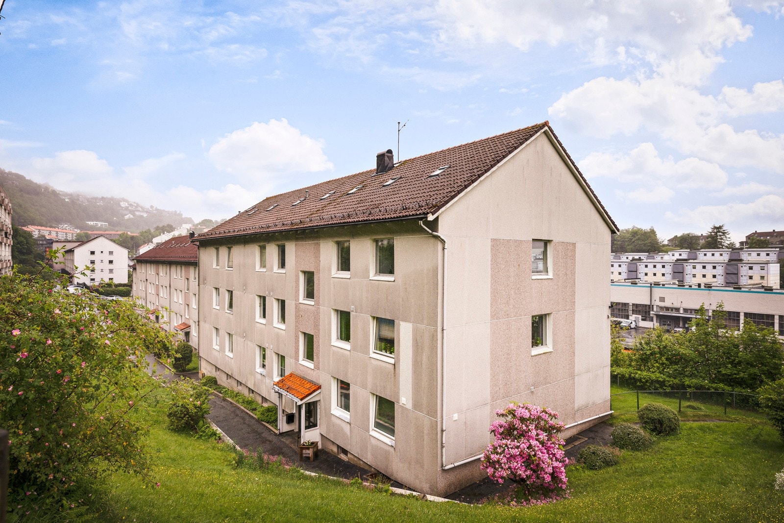 - Nærmeste busstopp finner du like utenfor blokken. Her reiser du enkelt til Bergen sentrum, med praktiske mellomstopp som like utenfor Haukeland, Haraldsplass og Odontologen - Galleribilde