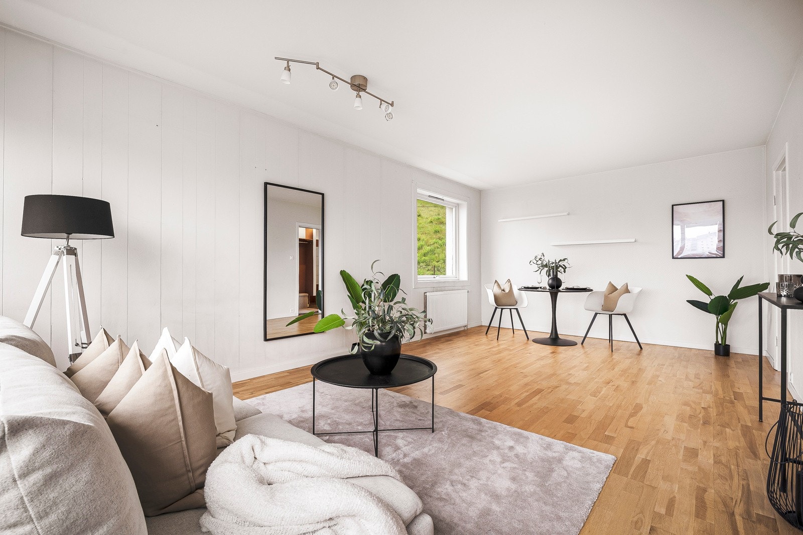 - Stuen er romslig og lys, med plass til både sofagruppe og spisebord - Galleribilde