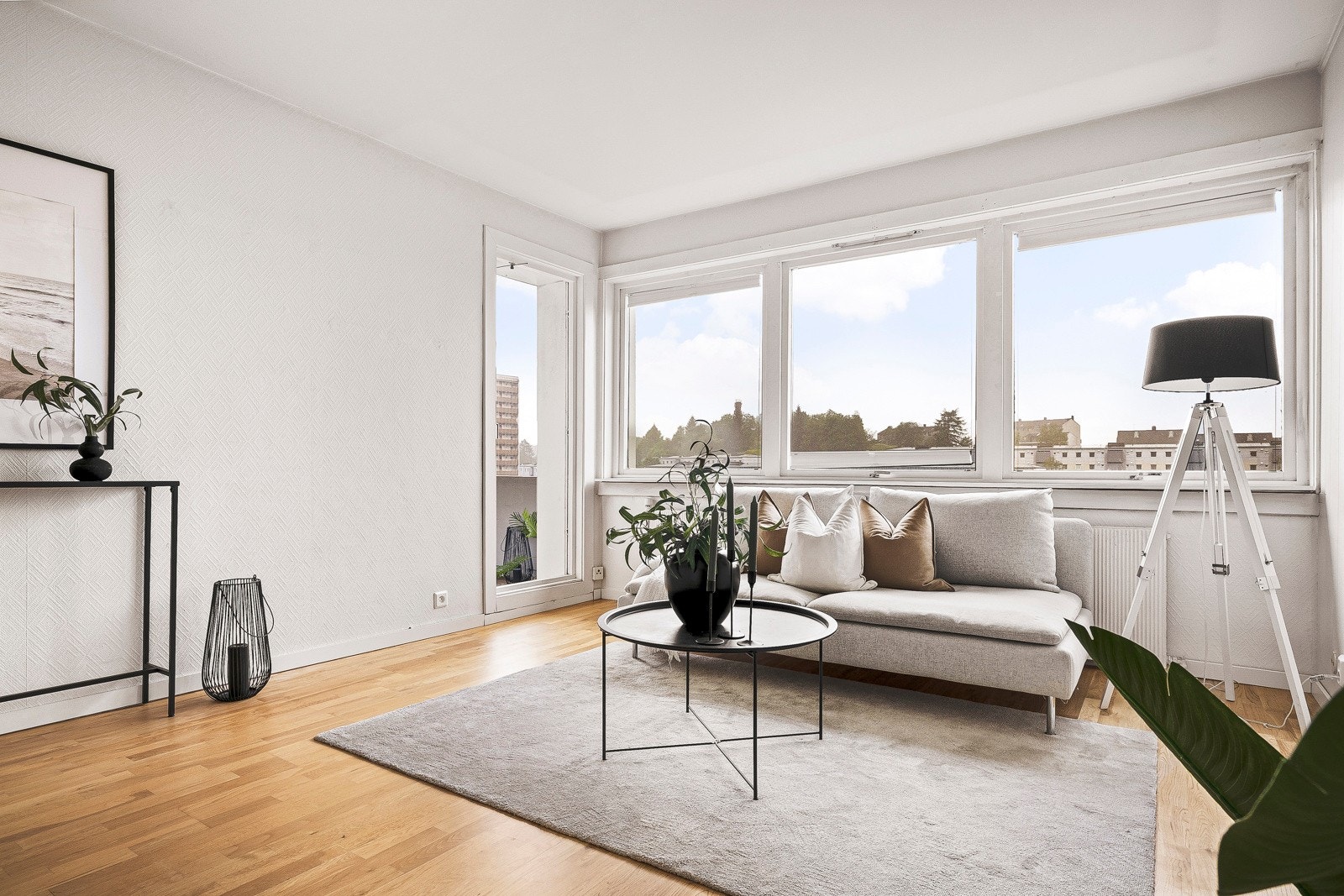 - Leiligheten varmes opp med sentralvarme, og har radiatorer både i stue og på ett av soverommene - Galleribilde