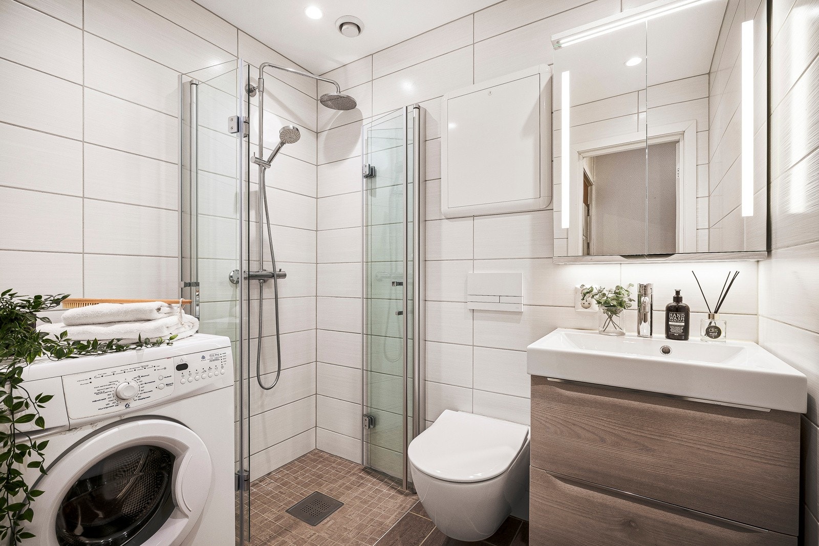 - Badet fremstår moderne og funksjonelt med flislagte overflater og varmekabler i gulv - Galleribilde