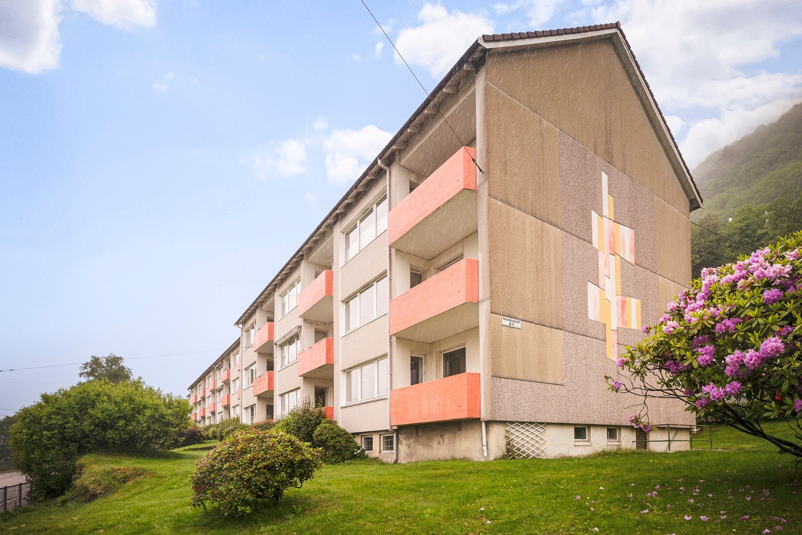 - Tomten er opparbeidet med interne veier/parkeringsplasser, gangveier, murer, lekeplass og diverse grøntarealer - Galleribilde