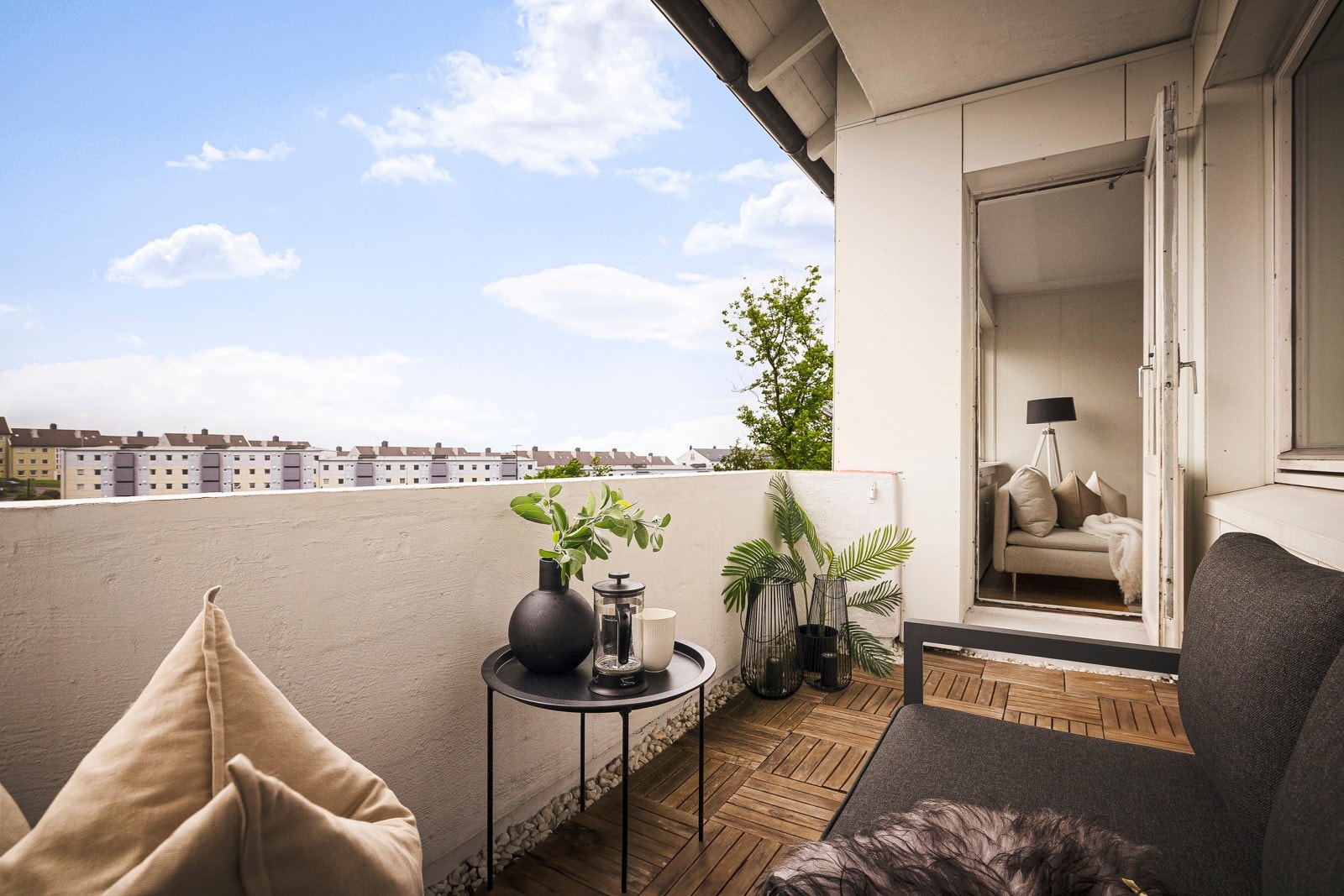 - Trivelig altan på 5 m², med utsyn over nærområdet - et perfekt sted for å nyte en kopp kaffe - Galleribilde