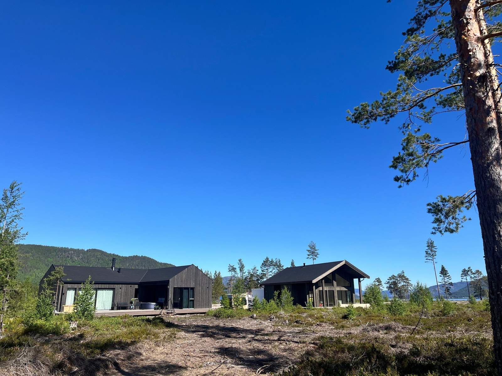 Det er bygget 5 hytter på Raudnes Galleribilde