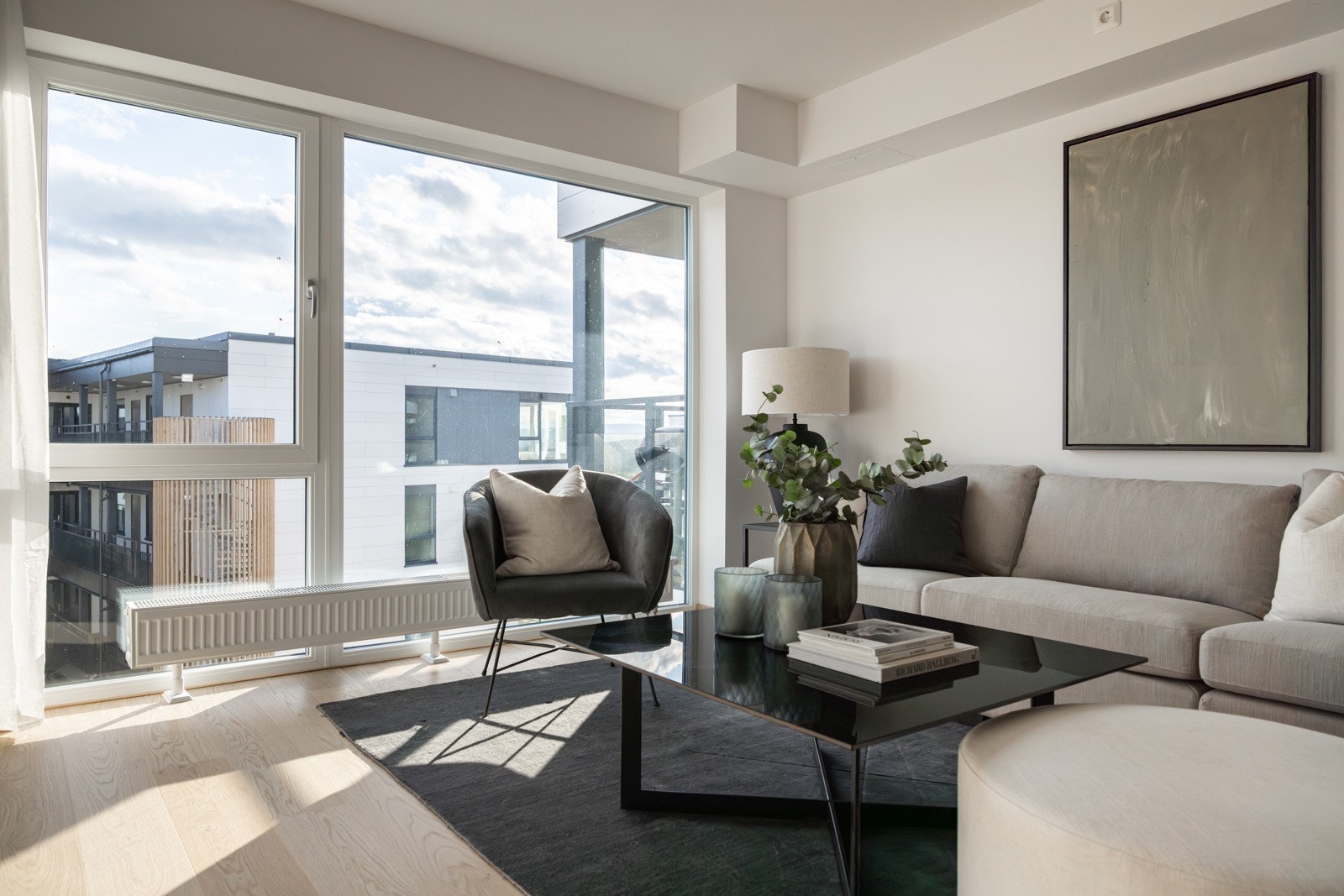 Store vindusflater fra gulv til tak slipper inn rikelig med lys. Galleribilde