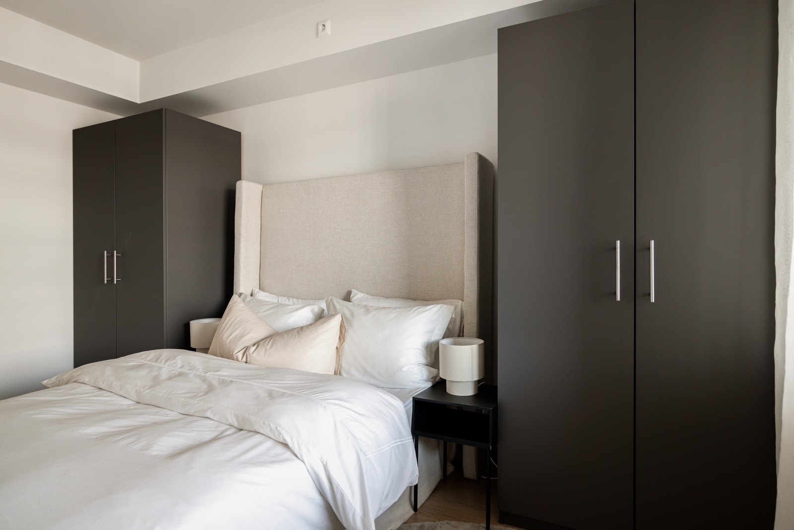 Hovedsoverommet er romslig og har god plass til dobbeltseng samt to store garderobeskap plassert på hver sin side. Galleribilde