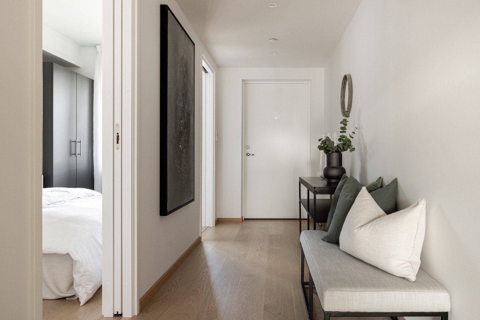 Romslig entre med god plass til garderobe. 1-stavs hvitpigmentert eikeparkett på gulv. Galleribilde