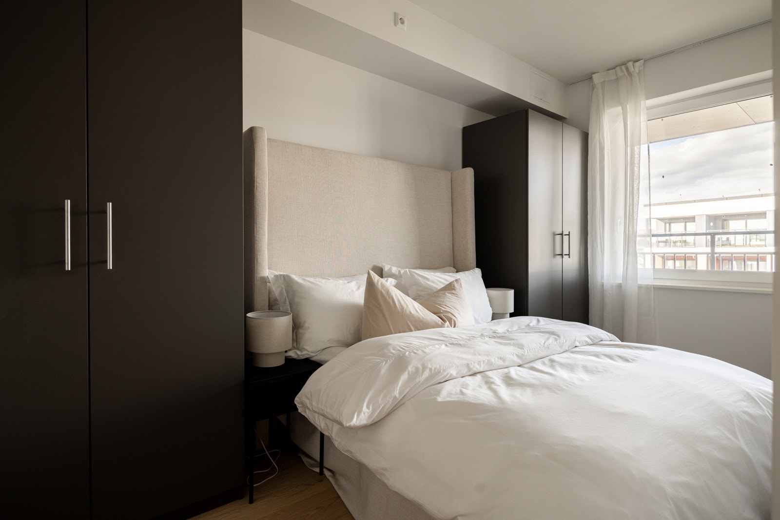 Rommet er malt i lyse, delikate farger og ligger praktisk til ved inngangspartiet. Galleribilde