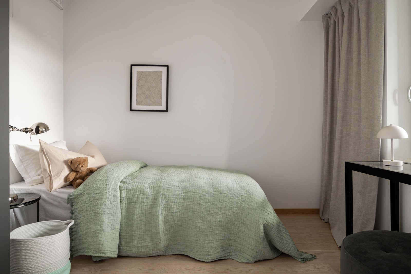 Soverom to har en god størrelse med plass til seng, garderobeløsning og skrivepult. Galleribilde