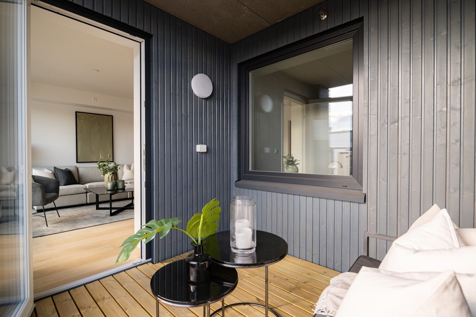 Fra stuen har du direkte adkomst til den vestvendte balkongen på ca. 6 kvm. Galleribilde