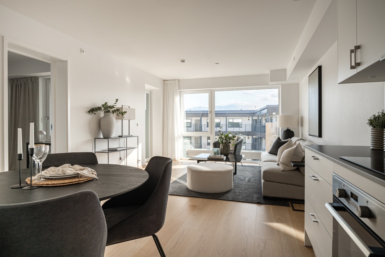 På gulvet er det lagt 1-stavs hvitpigmentert parkett som strekker seg sømløst gjennom alle oppholdsrom. Galleribilde