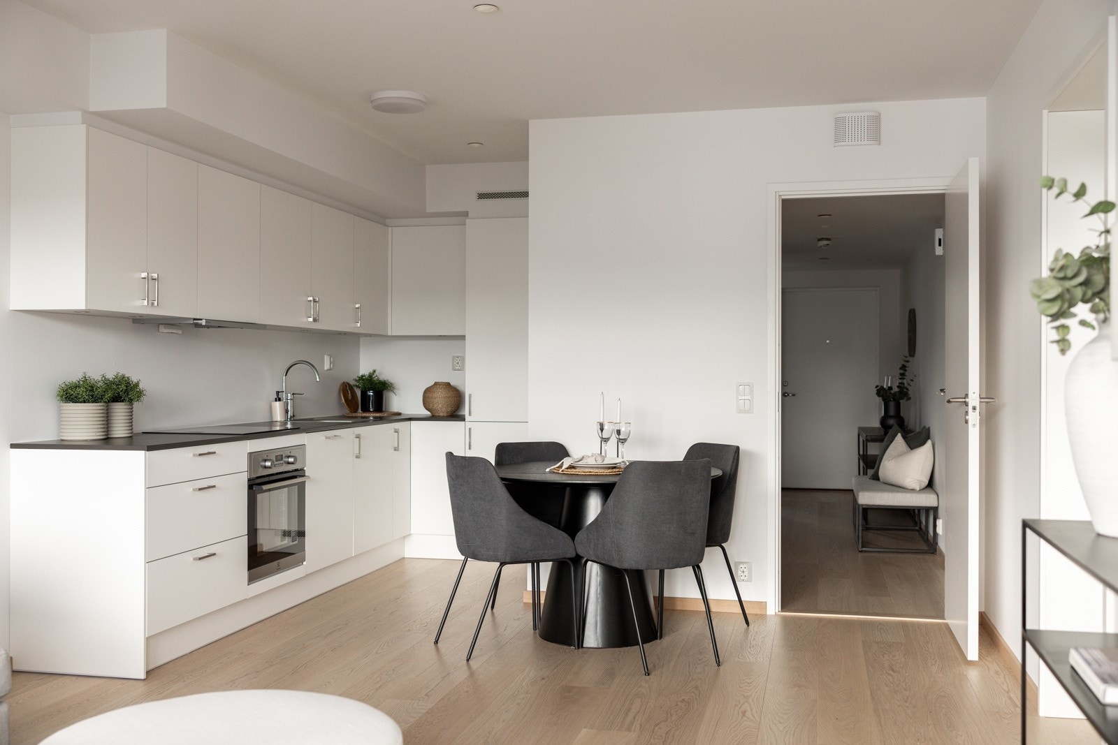 Stilrent kjøkken i åpen løsning mot stuen og fin plass til spisestuen. Galleribilde