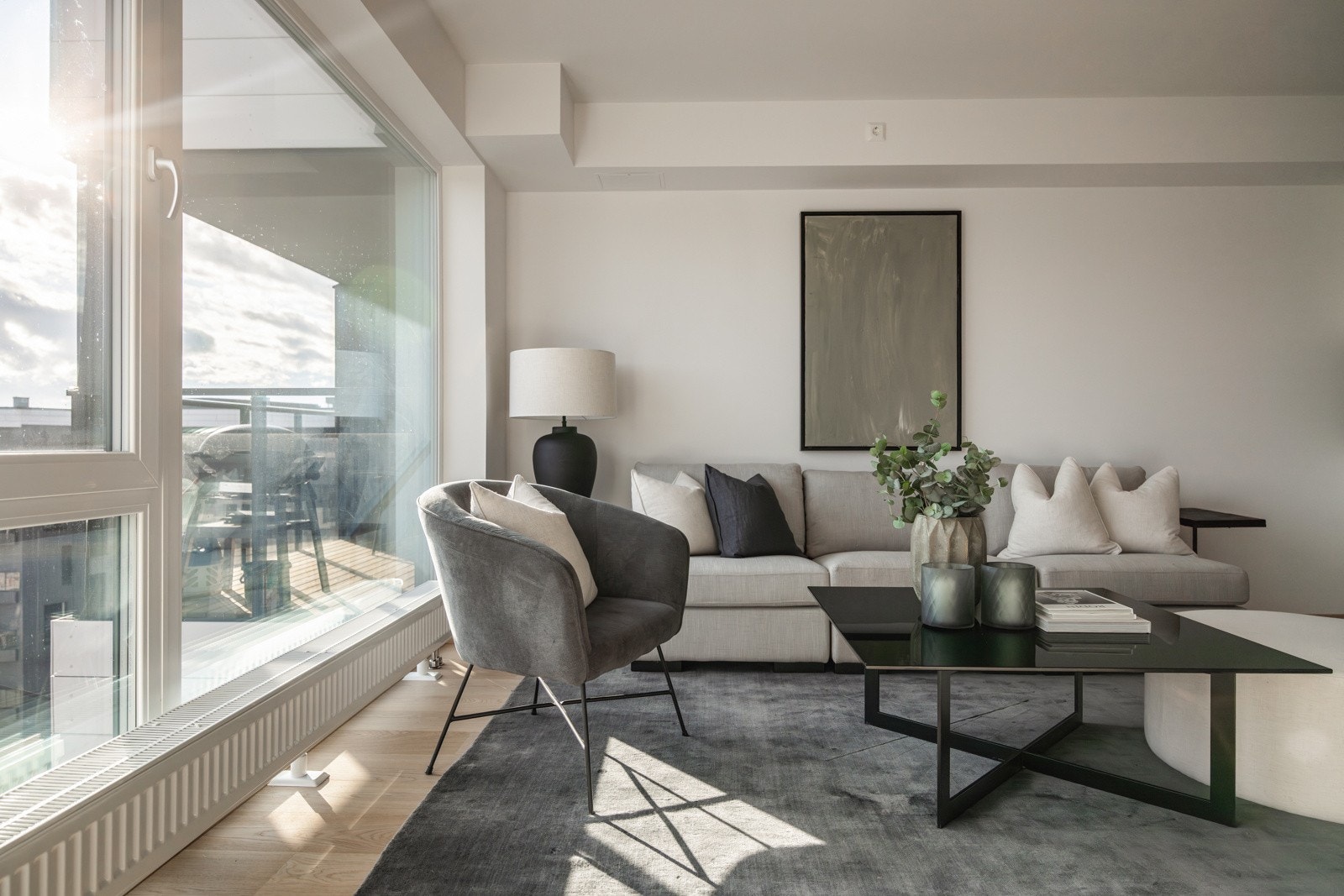 Den åpne stuen fremstår som innbydende i lyse fargevalg. Galleribilde