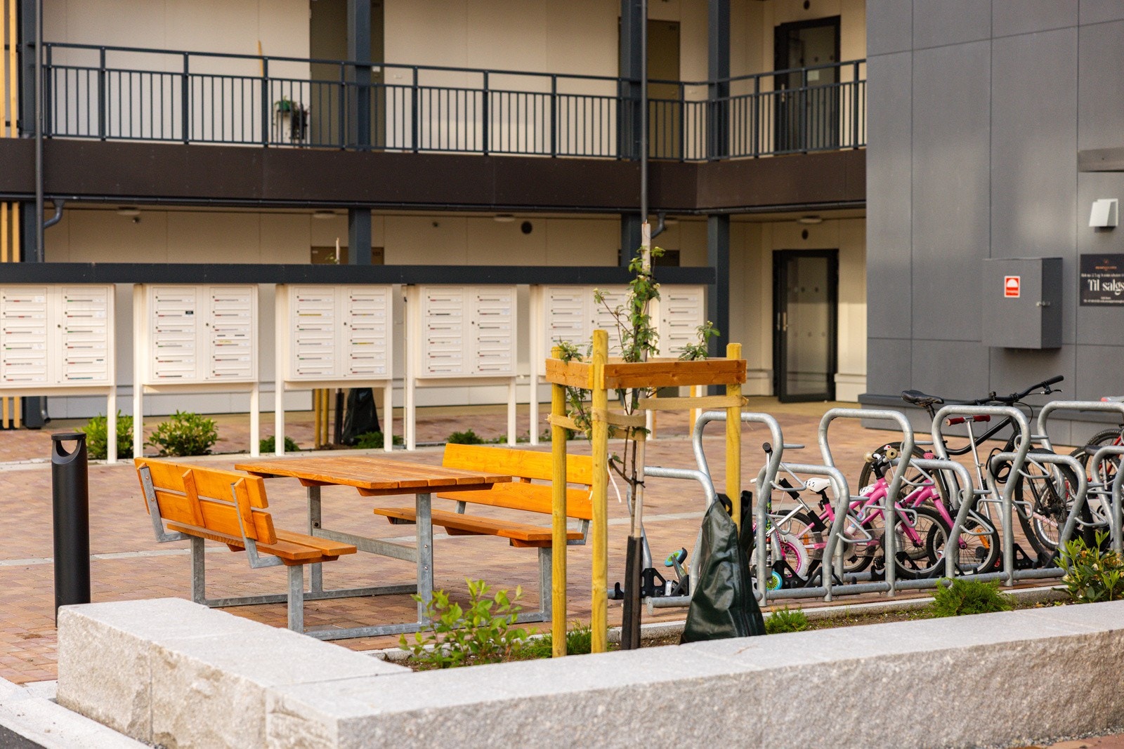 Det er tilrettelagt for sykkelparkering på utsiden. Galleribilde