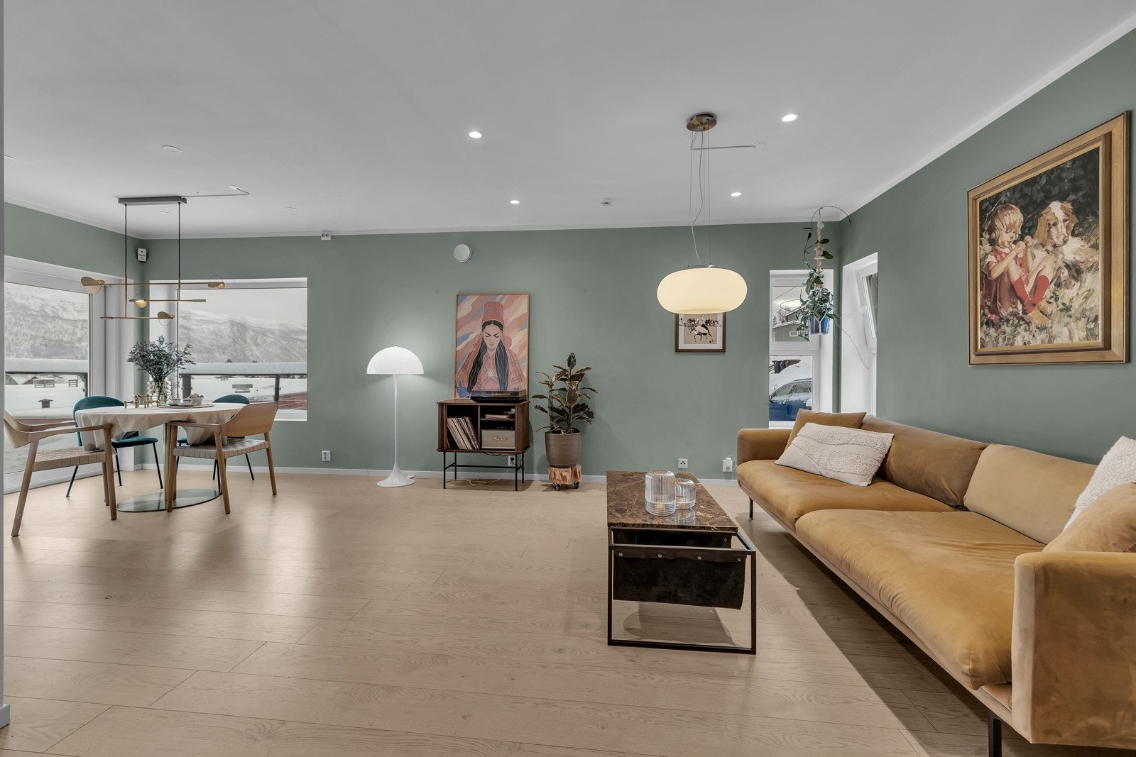 Meget tiltalende stue med pene og freshe farger. Galleribilde