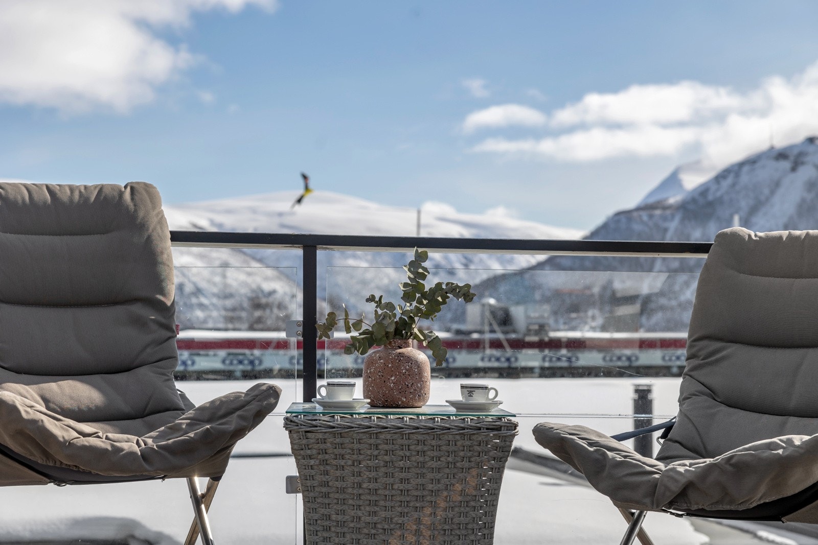 Utgang til balkong fra spisestue med flott utsikt. Galleribilde