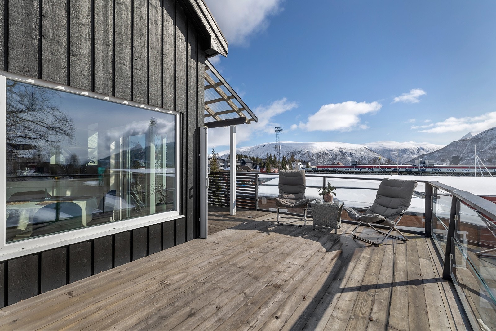 Romslig balkong med gode solforhold. Galleribilde