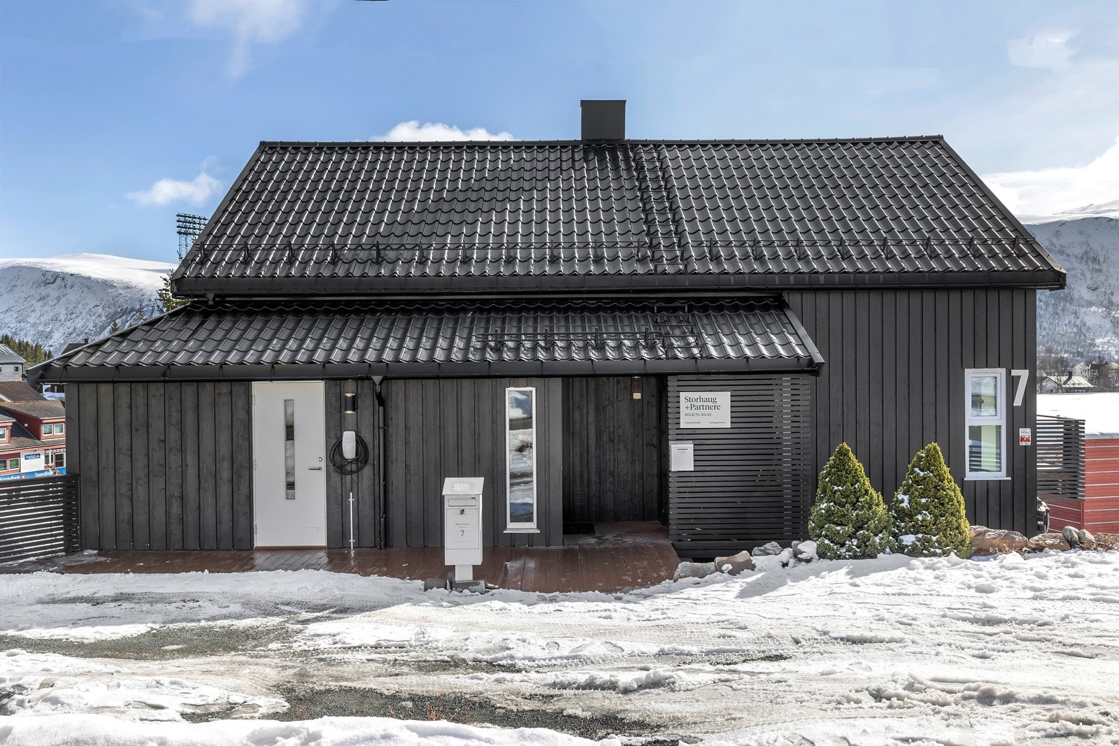 Romslig parkeringsplass, sportsbod og elbil lader rett utenfor boligen. Galleribilde