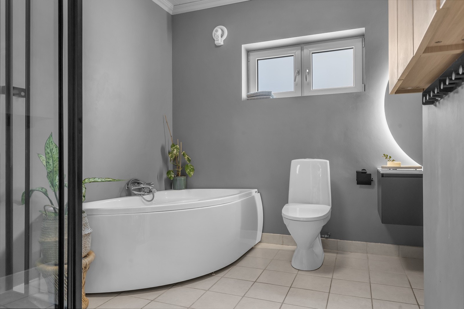 Badekar samt dusjkabinett. Galleribilde