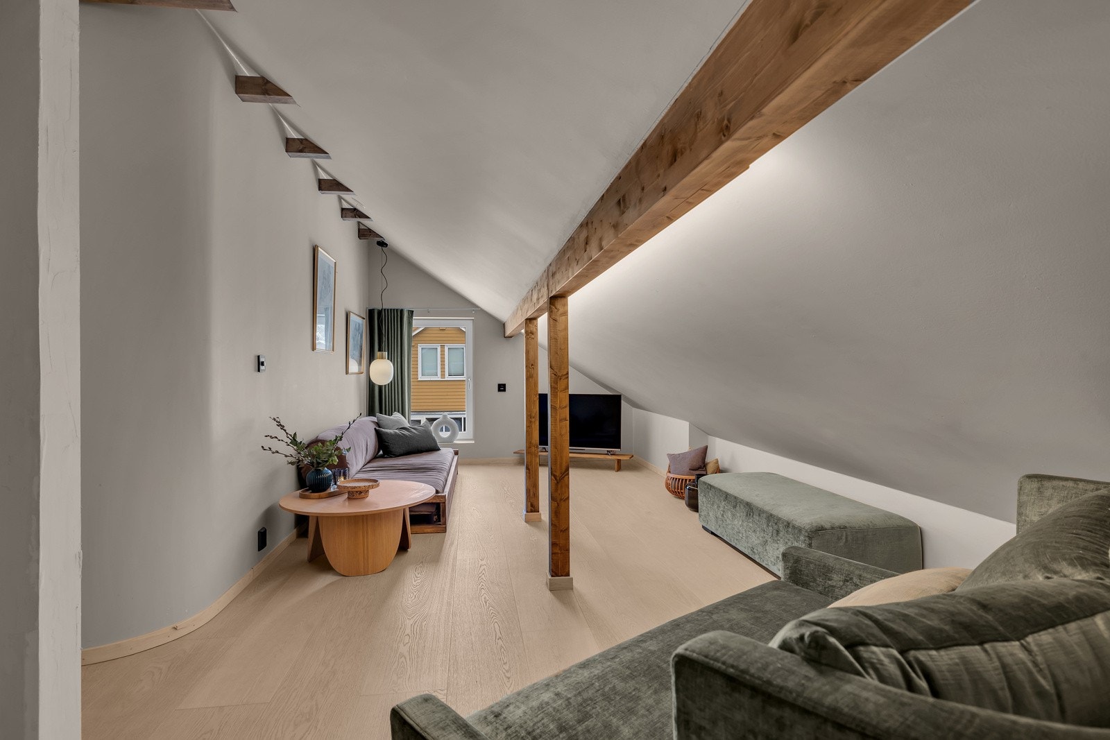 Koselig loftstue med flere soner. Galleribilde