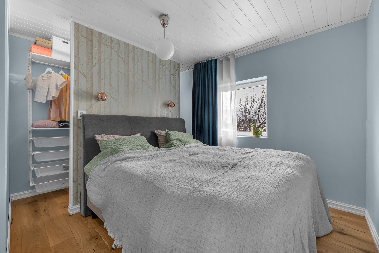 Romslig soverom i første plan. Galleribilde