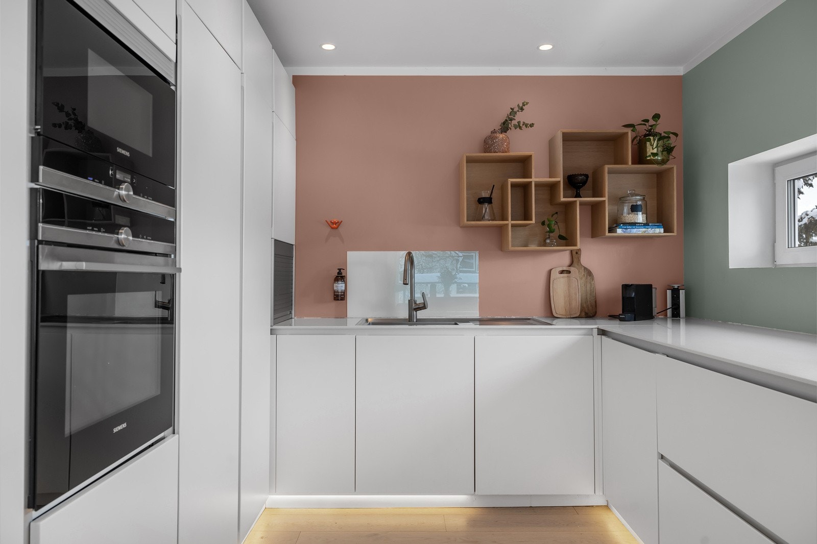 Delikat kjøkken med integrerte hvitevarer. Galleribilde