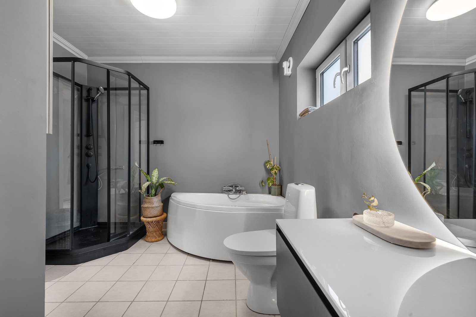 Romslig og tiltalede bad i første plan. Galleribilde