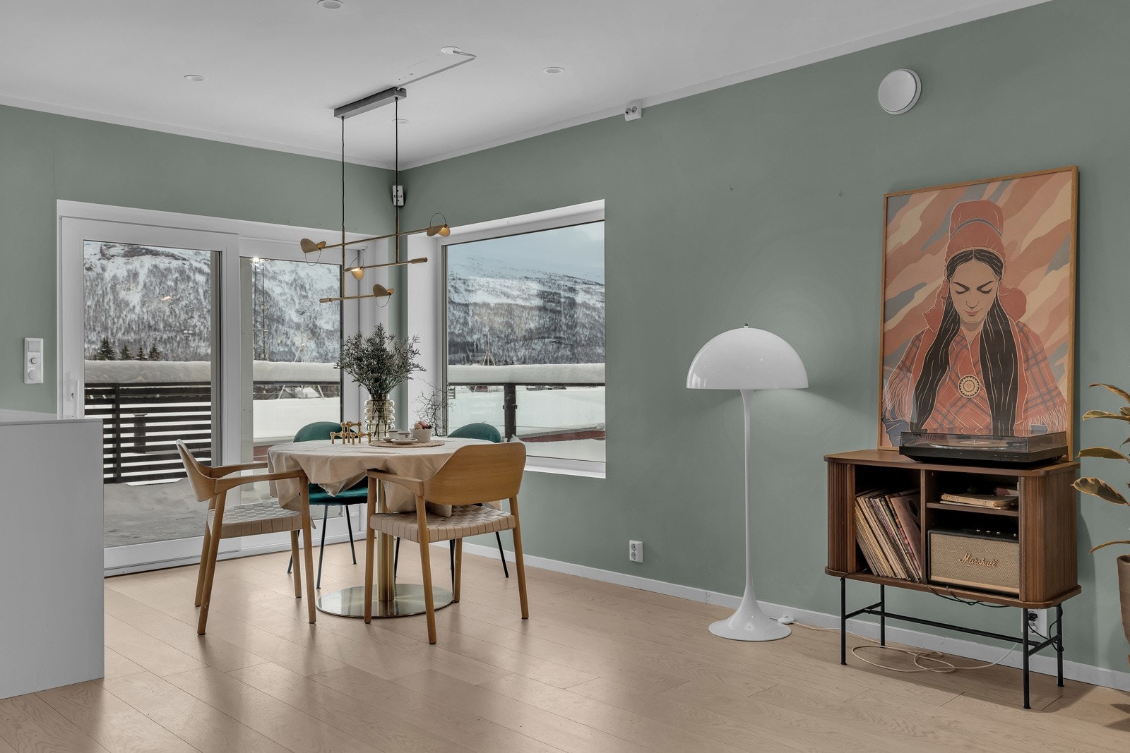 Koselig spisestue med utsikt til fastlandet. Galleribilde