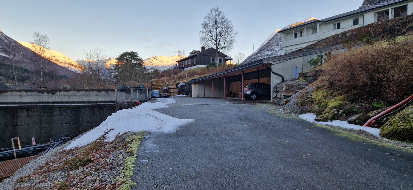 Området ved carport Galleribilde