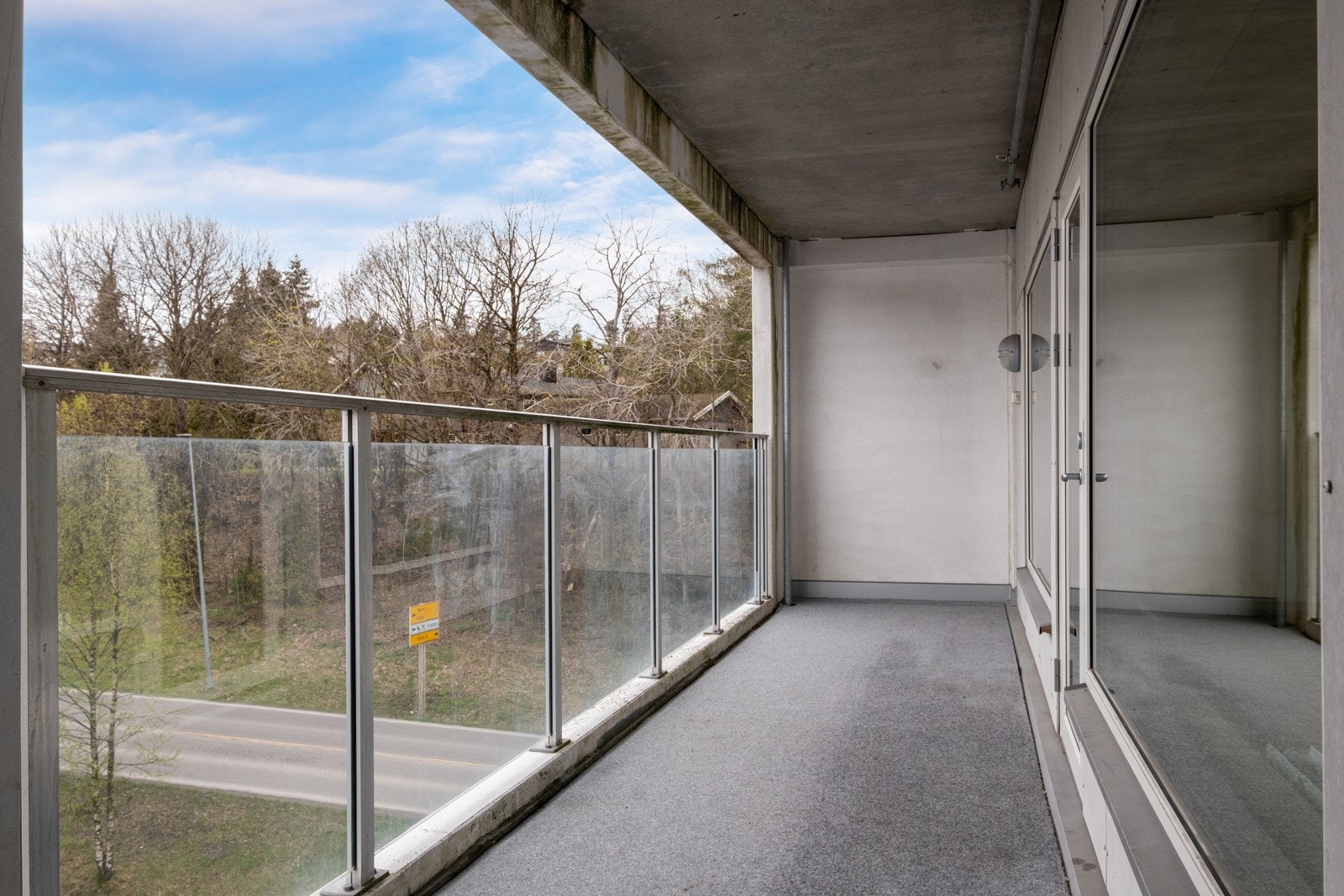 Den er overbygd, noe som gjør dette til en lun uteplass. Galleribilde