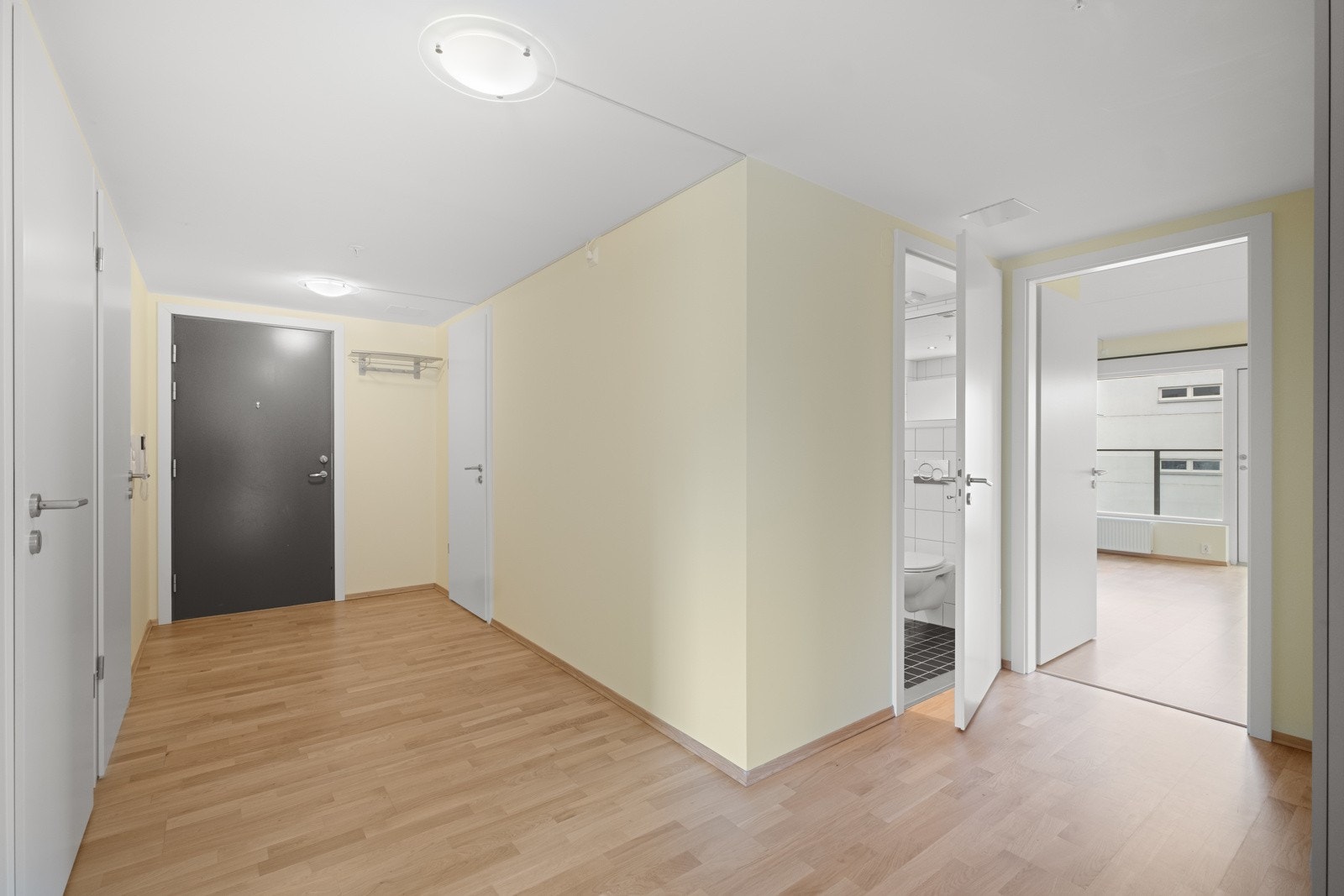 Gangen med adkomst til alle soverom, bad og WC. Det er en egen soveromavdeling med dør til stue i andre enden av leiligheten. Galleribilde