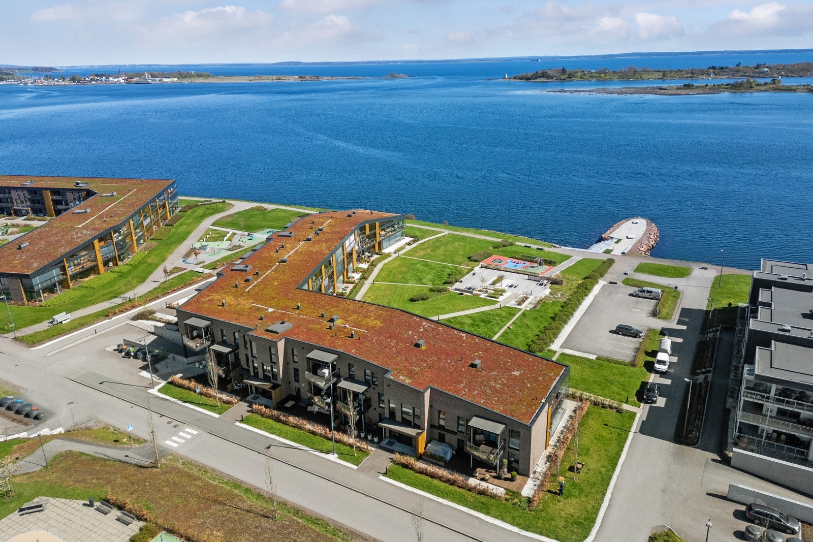Leiligheten ligger ved vannkanten på Jarlsø som har blitt ett meget populært boligstrøk - med flott arkitektur - og med masse sol, sjø og flotte uteområder rundt seg Galleribilde