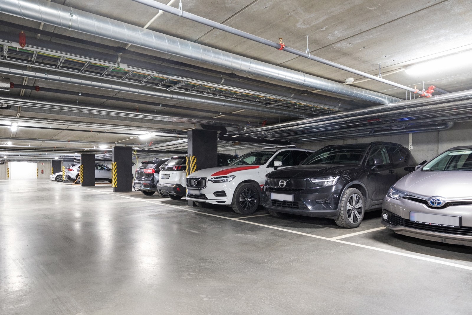 Med leiligheten følger to garasjeplasser. Galleribilde