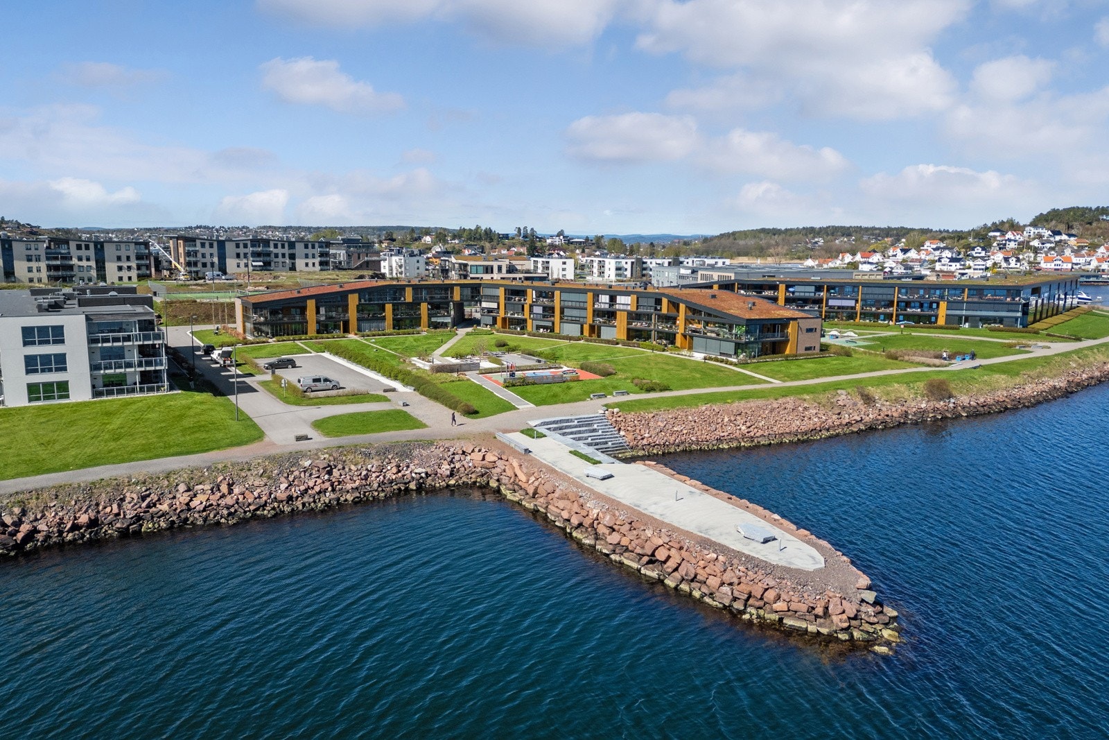 Beliggenheten er magisk, med båtplass og grønne, flotte utearealer rett utenfor døren Galleribilde