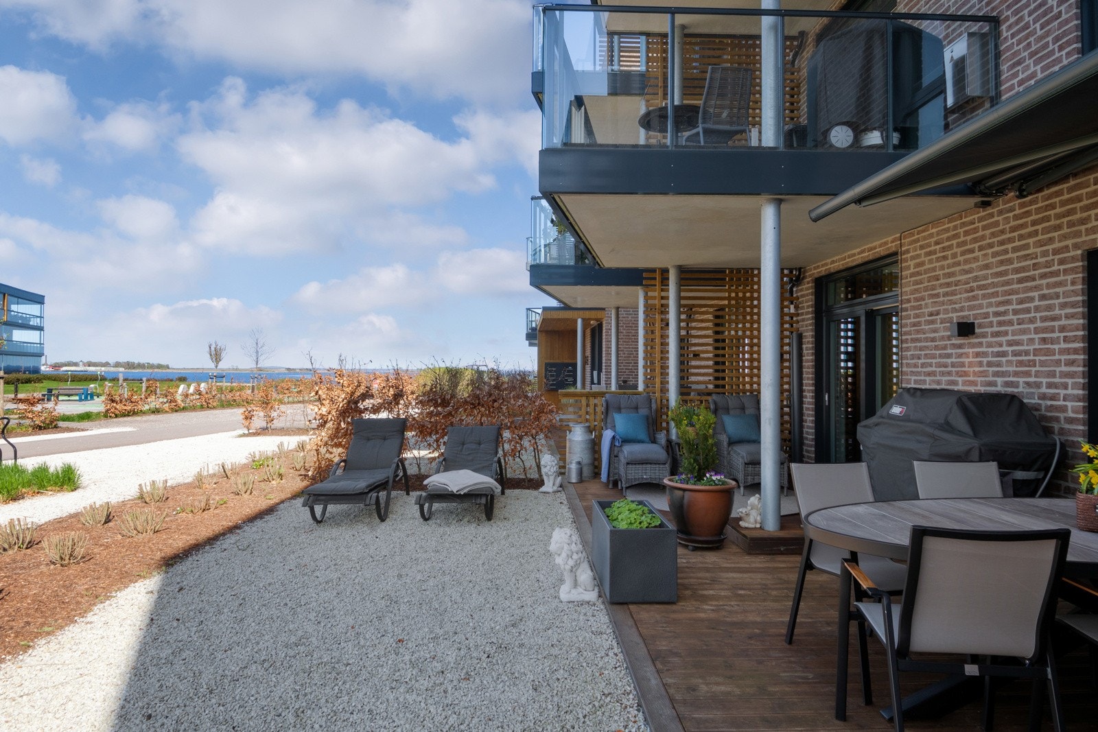 Terrassen ved kjøkkenet er på ca. 27 kvm, og har utmerket plass til grill og ønsket utemøbelement. Terrassen har dekke i tre, markise og moderne utebelysning Galleribilde