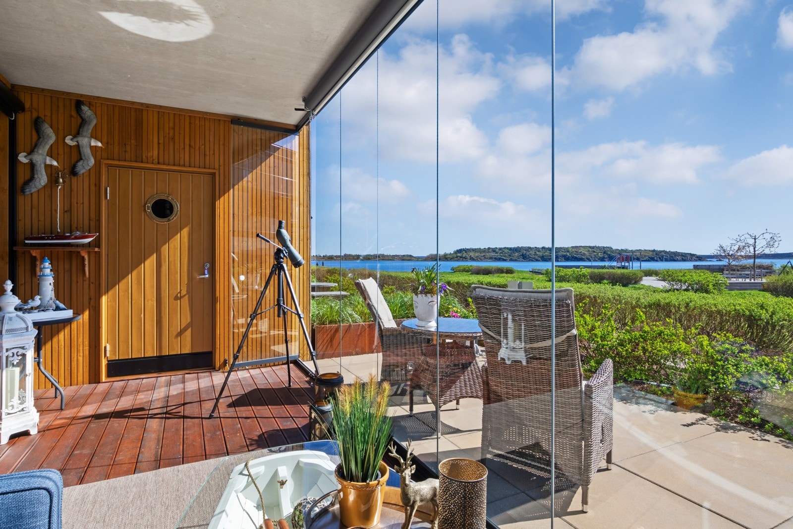 Innglasset terrasse ved stuen på ca. 15 kvm har fri utsikt over sjøen og de grønne, velstelte fellesområdene Galleribilde