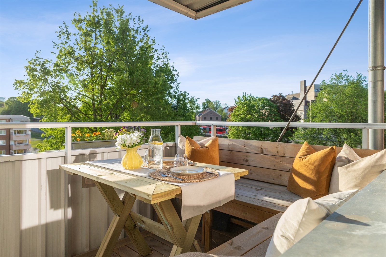 Leiligheten har en stor og fin balkong med plassbygde møbler Galleribilde