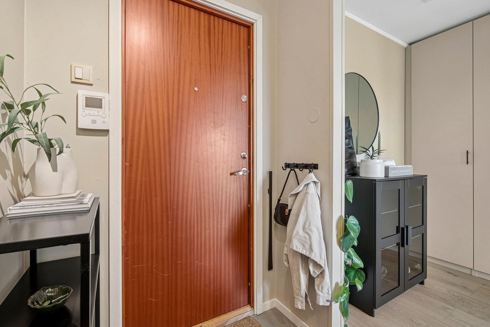 Fra felles trappeoppgang med heis kommer du inn i entréen med dørcalling Galleribilde